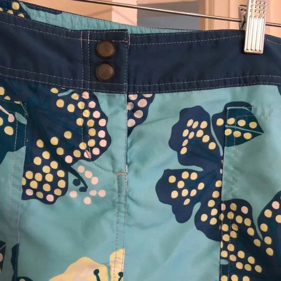 Aventura summer shirt.  Snap close and open pockets on front and back.  Size 6 - Picture 2 of 10